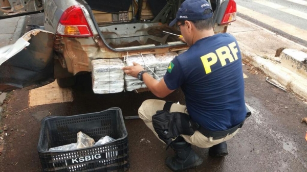 A droga estava escondida em fundo falso (Foto: PRF)