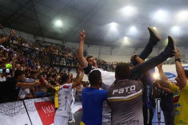 O presidente Luiz Sérgio Lavarda foi jogado para o alto pelos jogadores durante a comemoração do título (Foto: Marcilei Rossi )