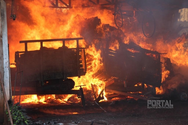 O incêndio destruiu completamente os maquinários (Foto: Portal Nova Santa Rosa)