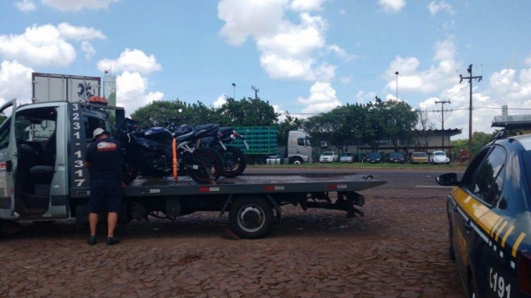 Os suspeitos foram presos e encaminhados para a delegacia, em Cascavel. <br> (Foto: PRF)