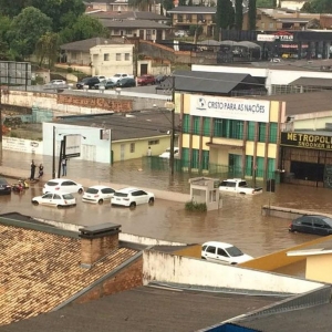 Chuva deixa ruas de Guarapuava alagadas (Foto: Maria Rosa/Arquivo pessoal)