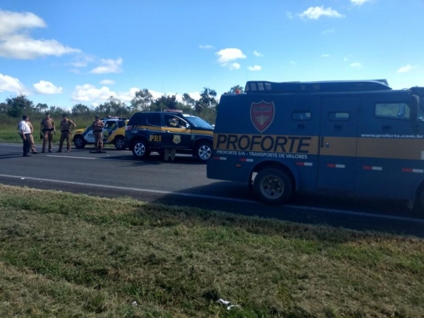 Durante a tentativa de roubo, houve troca de tiros entre os integrantes da quadrilha e os vigilantes dos carros-fortes (Foto: Divulgação/PRF)