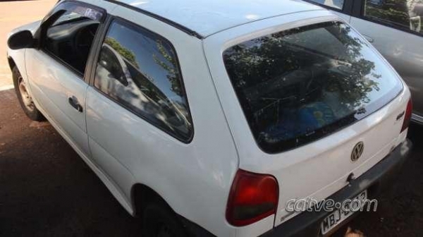 O VW Gol com placa de Toledo foi encontrado abandonado em via pública. (Foto: Catve)
