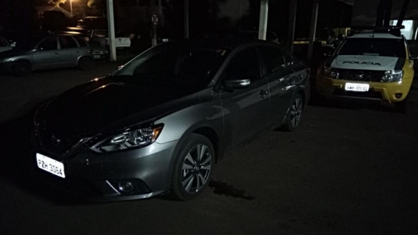 O Nissan Sentra de cor prata, foi detido. (Foto: PM)