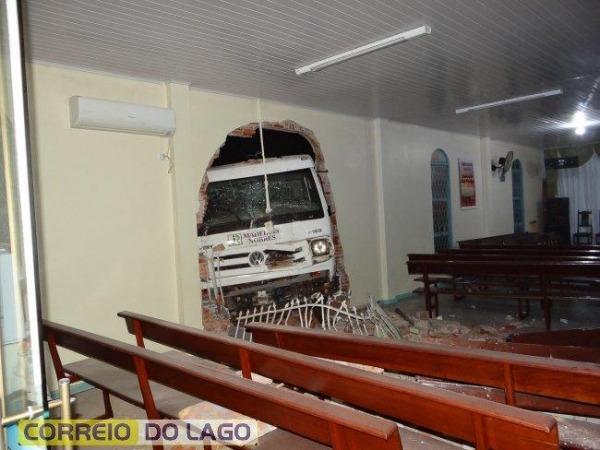 Não havia ninguém na igreja no momento do acidente. (Fotos: Correio do Lago)
