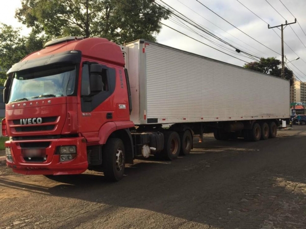 Carreta carregava cerca de 500 caixas de cigarros contrabandeados do Paraguai (Foto: PF/Divulgação)