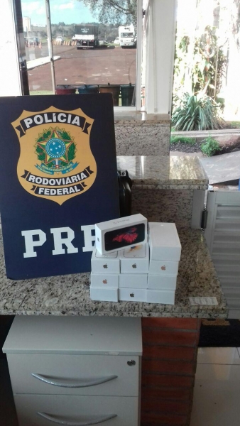 Durante fiscalização foram encontrados 11 smartphones . (Foto: PRF)