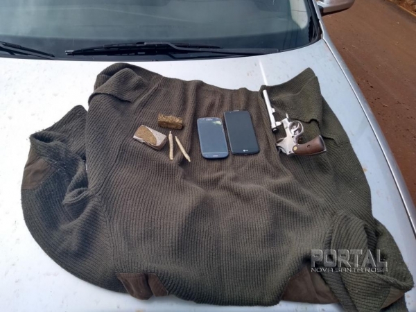 Pertences, droga e a arma que possivelmente foi usada no crime. (Foto: PM)