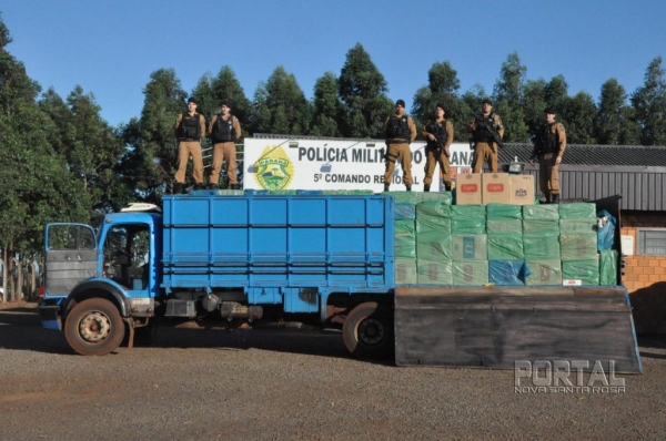 O caminhão estava carregado de caixas de cigarros contrabandeados do Paraguai. (Foto: BPFRON)