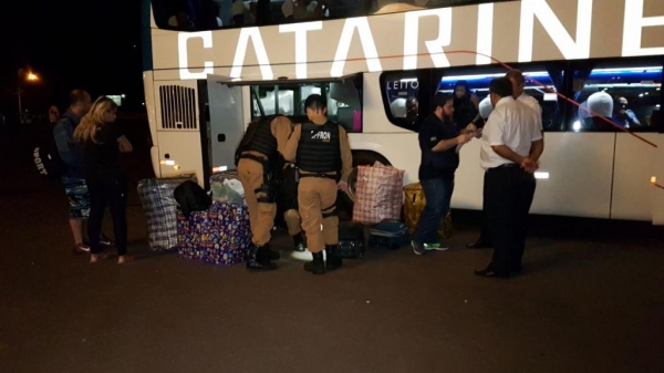 Com cães farejadores e grande efetivo, policiais e agentes realizaram um \'pente-fino\' nos ônibus. (Foto: CGN)