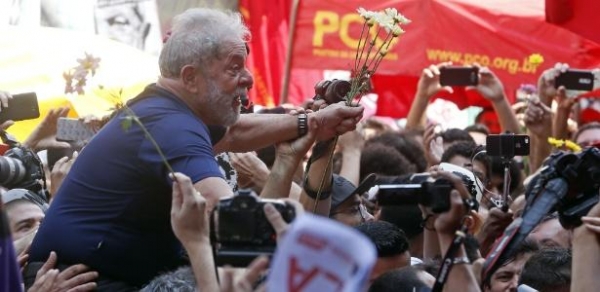 O ex-presidente Luiz Inácio Lula da Silva foi carregado pela multidão de militantes após discursar no ABC. (Foto: UOL)