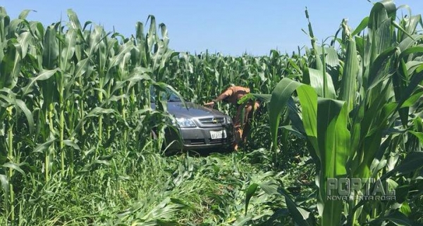 O veículo estava em meio a uma plantação de milho. (Foto:PM)