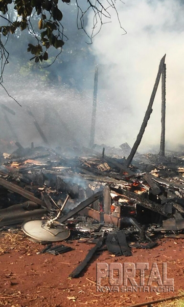 A casa e um veículo ficaram destruídos. (Foto: Colaborador)