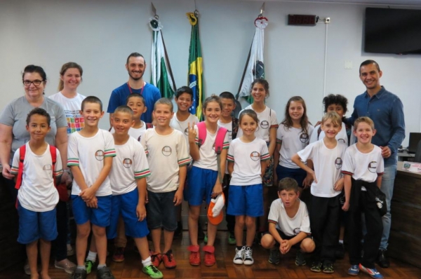 Visita dos alunos e professores de Porto Mendes. (Foto: Assessoria)