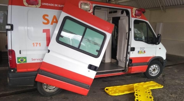 A porta da ambulância caiu e atingiu a cabeça de uma socorrista.(Foto: Divulgação)