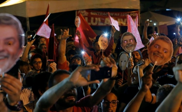 Apoiadores de Lula concordaram em deixar o entorno da sede da PF em Curitiba (Foto: Rodolfo Buhrer/Reuters)