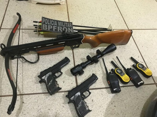 Simulacros de arma de fogo foram encontrados. (Foto: Assessoria)