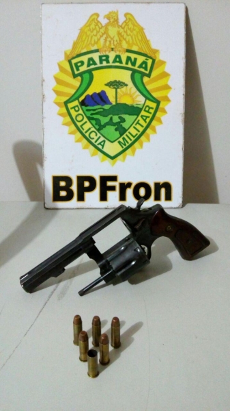 O condutor e a arma foram encaminhados para a delegacia. (Foto: BPFRON)