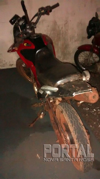 A motocicleta sem placas foi encaminhada ao pátio da PM. (Foto: PM)