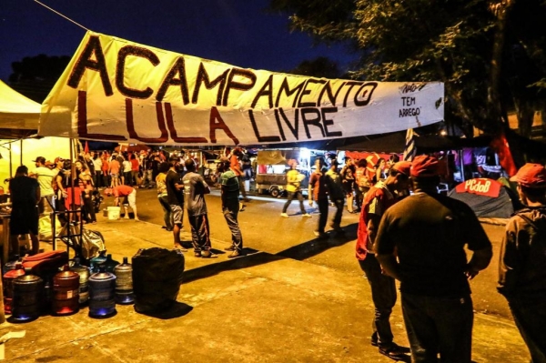 Acampamento em frente à sede da Polícia Federal em Curitiba (Foto: Arquivo/Franklin de Freitas)