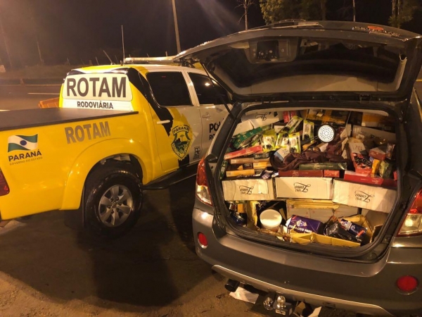 Os dois veículos e o contrabando foram encaminhados para Guaíra. (Foto: PRE)