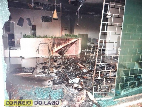 Bandidos explodem agência do Sicredi em Santa Helena (Foto: Correio do Lago )