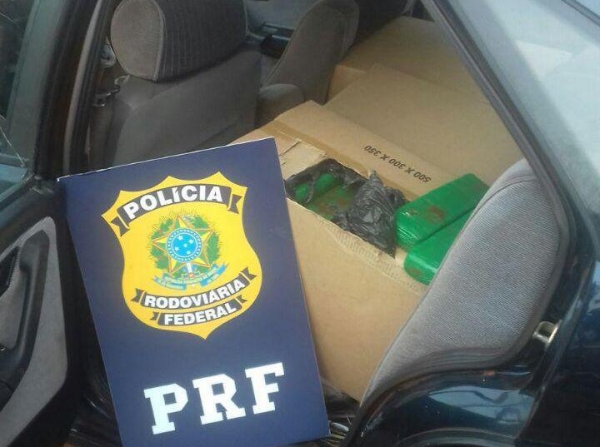 A droga estava em caixas de papelão. (Fotos: PRF)
