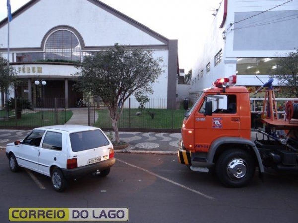 O muro divide o Fórum e a loja Romera,. (Foto: Correio do Lago)