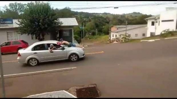 Pelas ruas da cidade, eles levaram no capô do veículo Ômega uma das vítimas. (Foto: Catve)