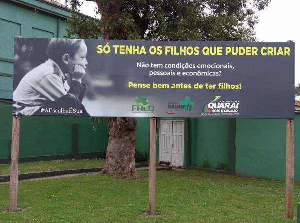 Outdoor foi fixado pela prefeitura ao lado do hospital de Quaraí (Foto: Sinara Fernandez/Arquivo Pessoal)