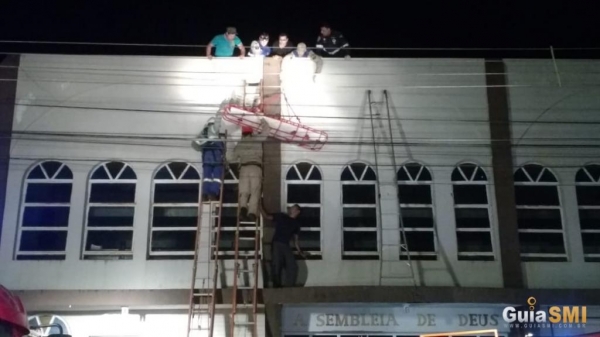 Jhames fazia a instalação de uma caixa de som na igreja. (Foto: Guia SMI)