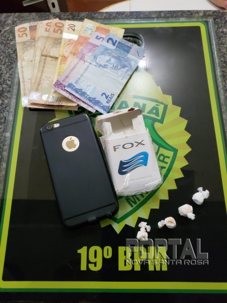 A droga o dinheiro e o celular foram detidos. (Foto: PM)