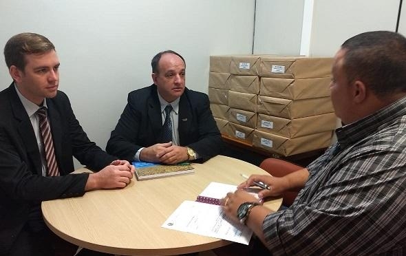 João e Tiago e Assessor Deputado Sérgio Souza. (Foto: Divulgação)