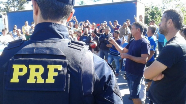 Apenas em seis cidades, as manifestações contra o aumento do óleo diesel, foram encerradas. (Foto:PRF)