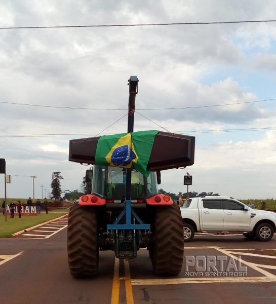 Um caixão com a bandeira do Brasil em sinal de protesto. (Foto: Colaborador)