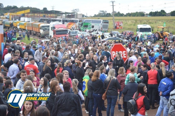 Os comerciantes deixaram os estabelecimentos fechados das 16h às 18h. (Foto: Marechal On Line)