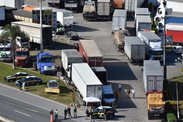Caminhoneiros seguem com mobilizações nas rodovias federais e estaduais do Estado. (Foto: PRF)