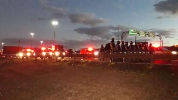  Os motoristas conversam com a Polícia. (Foto: Catve)