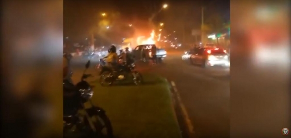 Um vídeo mostra  o carro em chamas. (Imagens: Divulgação)