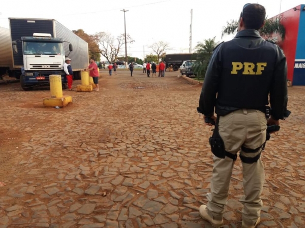 Parte desses motoristas relatou às equipes policiais que estava no local sob coação.(Foto: PRF)