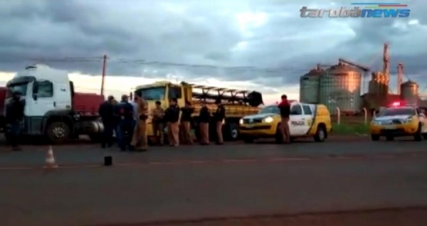 Várias equipes da PM foram ao local e orientaram os caminhoneiros que deixassem as margens da rodovia (Foto: Reprodução/Tarobá News )
