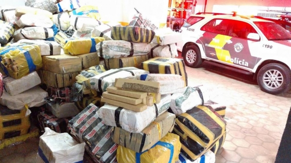 Droga estava escondida embaixo da carga de aveia (Foto: Polícia Rodoviária)