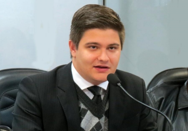 Arion salientou que faltam poucos dias para o início do inverno, época em que utilização dos agasalhos, notadamente de calças e jaquetas, seria mais benéfica (Foto: Assessoria )