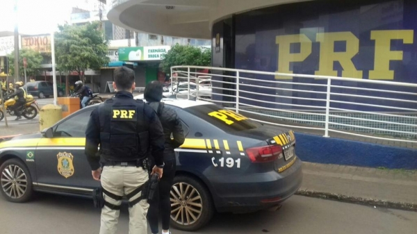 A mulher foi encaminhada para a polícia de Foz.(Foto:PRF)