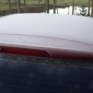 Veículo coberto por fina camada de gelo em São José dos Ausentes, onde a mínima foi negativa (Foto: Anapio Pereira/Arquivo Pessoal)