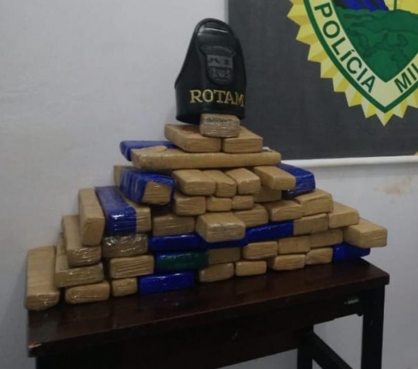 Nas malas do rapaz, os policiais encontraram 46 tabletes de maconha (Foto: PM)