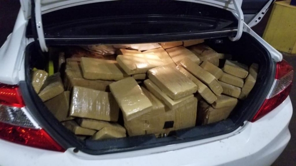 Após pesagem a droga contabilizou 362 Kg de maconha em 98 tabletes. (Fotos:PRF)