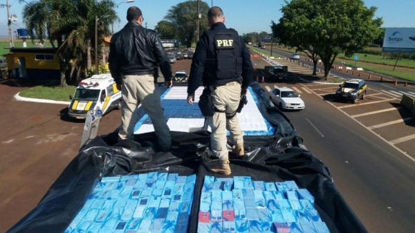  O motorista, com 23 anos de idade, foi preso em flagrante. (Fotos: PRF)