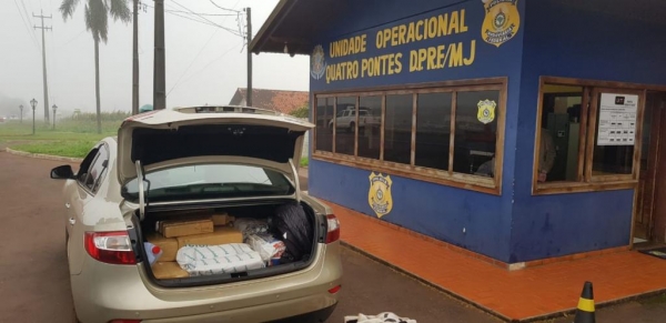 Em revista ao interior do veículo, no porta malas, foram localizados 202 kg de drogas (Fotos:PRF)