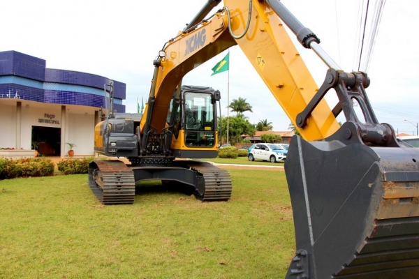 Equipamento irá reforçar a frota de máquinas e ampliar os serviços prestados à população. (Fotos: Assessoria)
